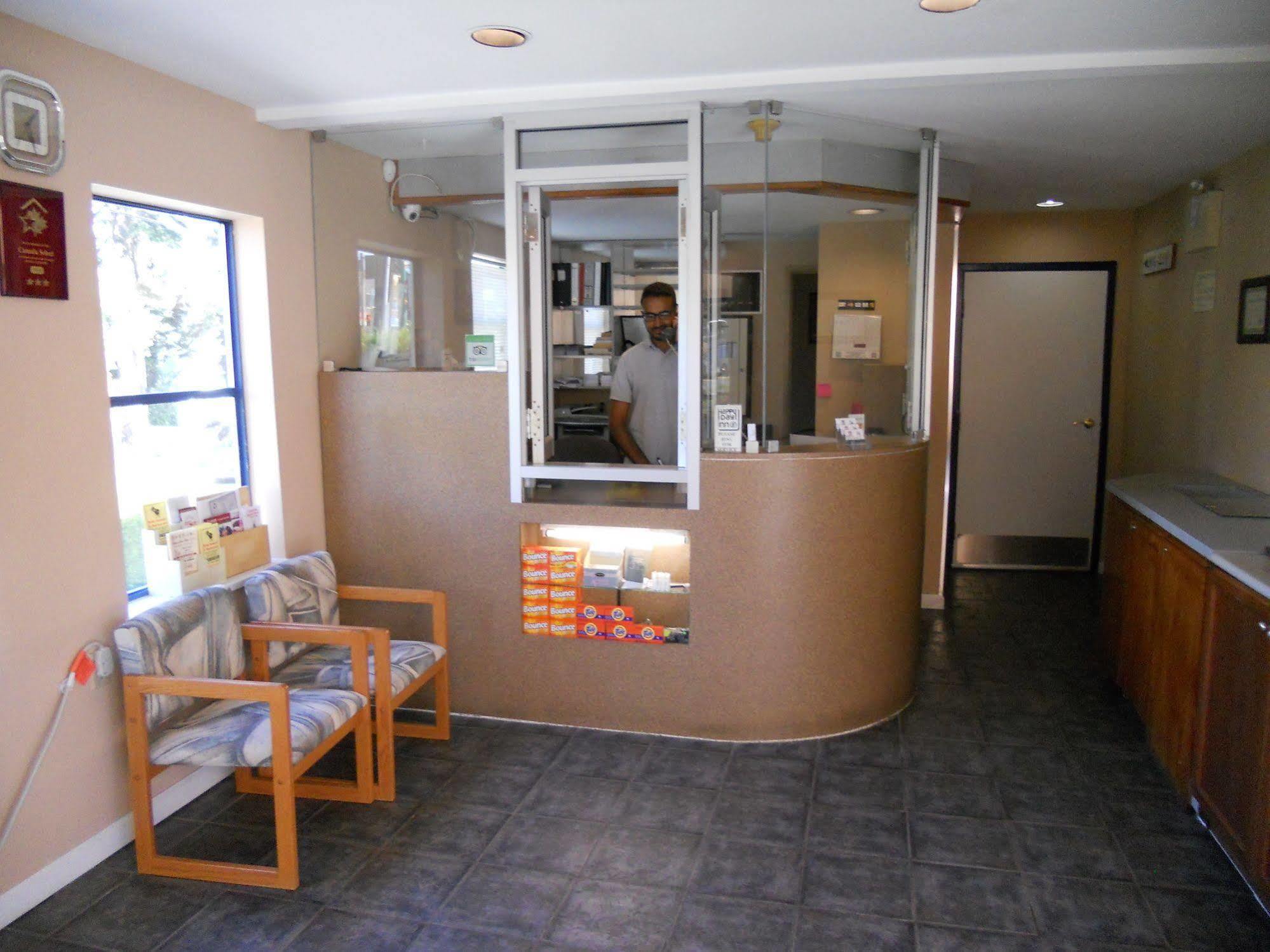 Happy Day Inn Burnaby Bagian luar foto
